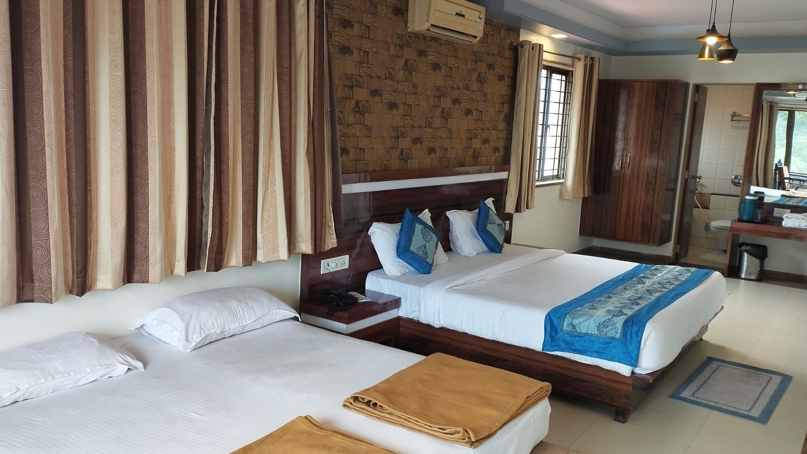 The Suite at Mountview Resort, furnished with two king size beds, air-conditioning, and a seating area.