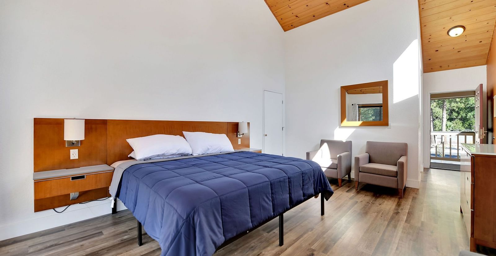 A view of a room at Amador Hotel with a double bed.