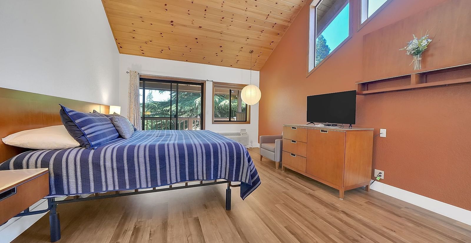 A view of a room at Amador Hotel with a double bed.