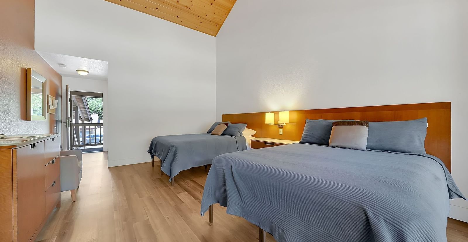 A view of a room at Amador Hotel with twin beds.