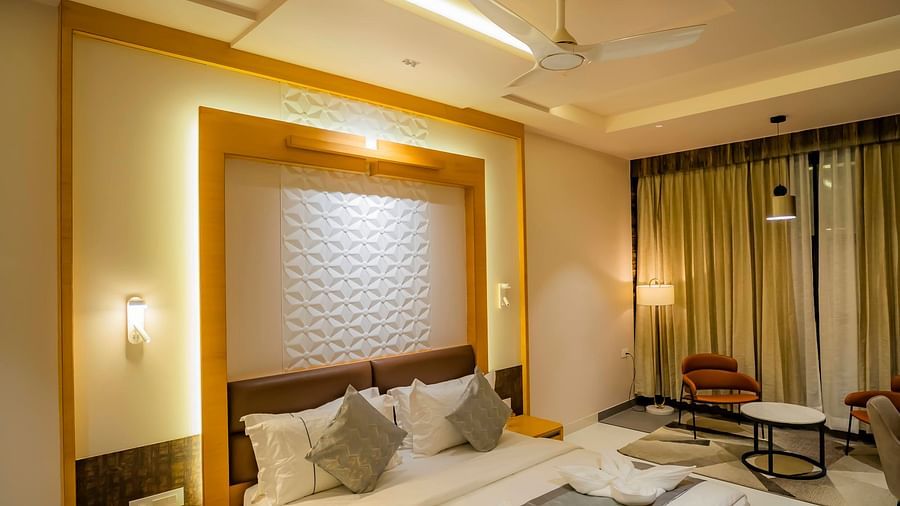 Studio With Breakfast room with a plush double bed.