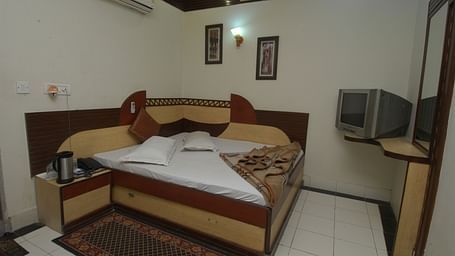 Hotel Shiv Palace, Paharganj, Delhi New Delhi Double Deluxe Room Hotel Shiv Palace Paharganj Delhi