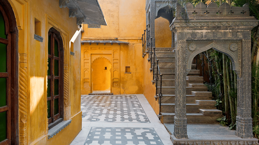 gogunda-palace-rooms-raj-tilak-suite-01