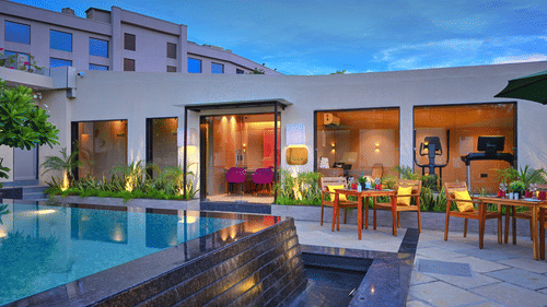 A swimming pool, a spa and a fitness centre at Royale Sarovar Portico, Agra