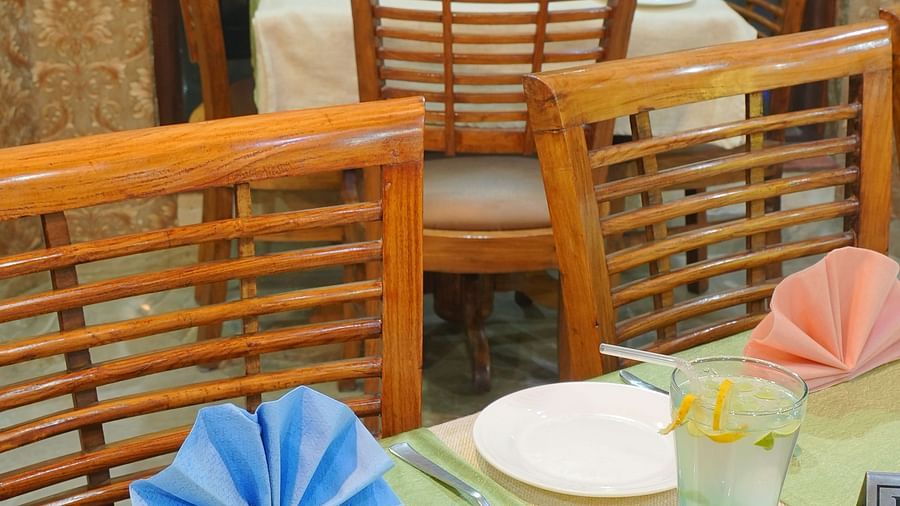 Dining table with decorated cloth, pea crisp patty, and a refreshing drink at DLS Hotels The Rock Castle.