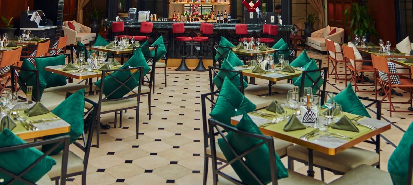 Restaurant at KertelSuites, featuring an elegant chandelier hanging above neatly arranged seating