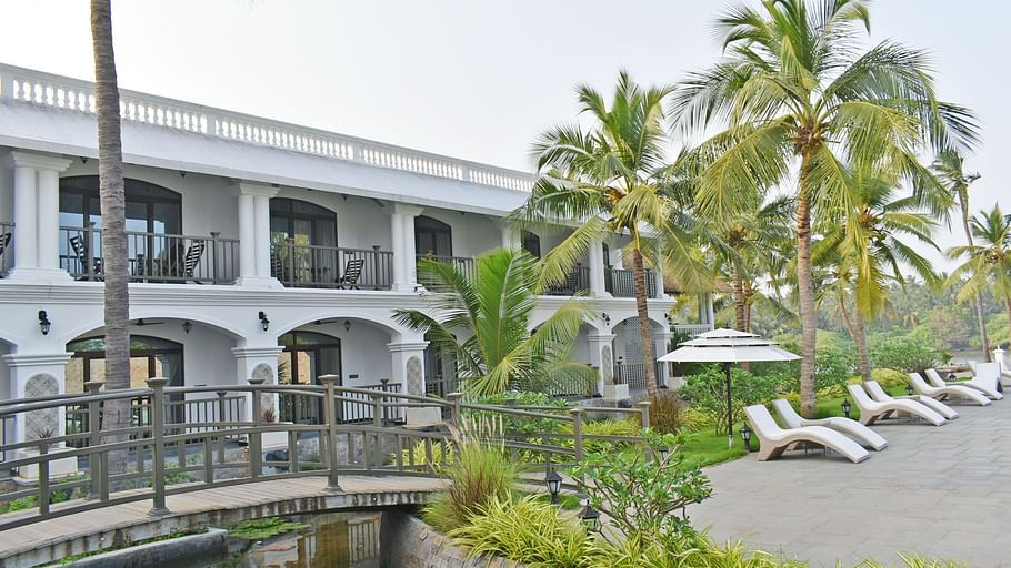balconies at Lagoon De Pondy overlooking palm trees and sunloungers