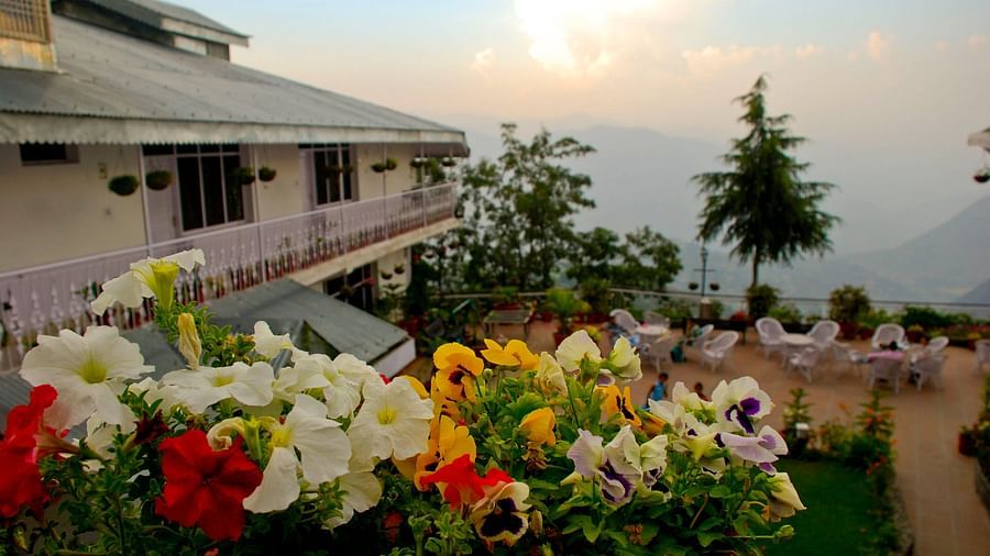 outside view of hotel mount view, best hotels in dalhousie 3