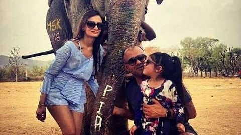 A-lovely-family-with-elephant