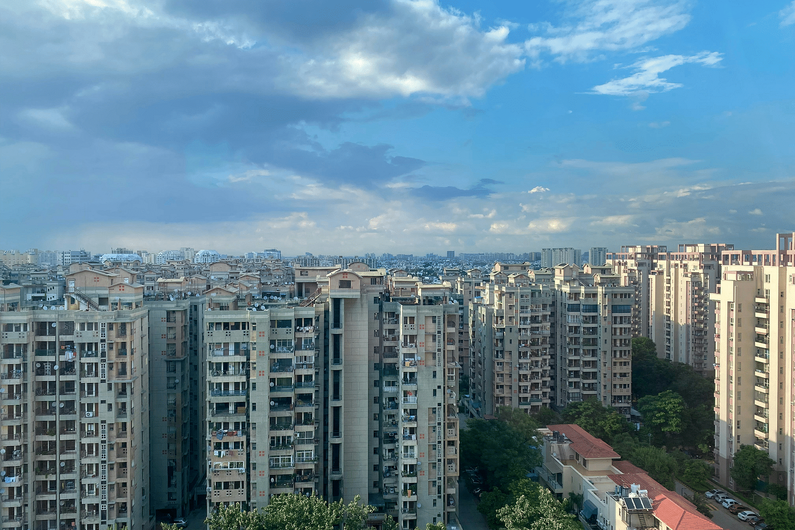 An overview of the many housing buildings in gurgaon