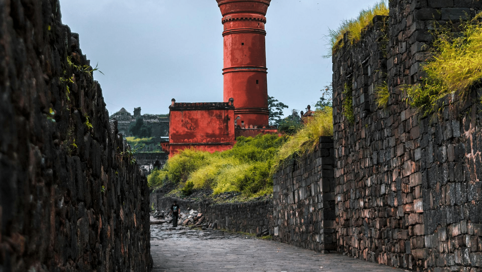 an image of a pillar surrounded by garden
