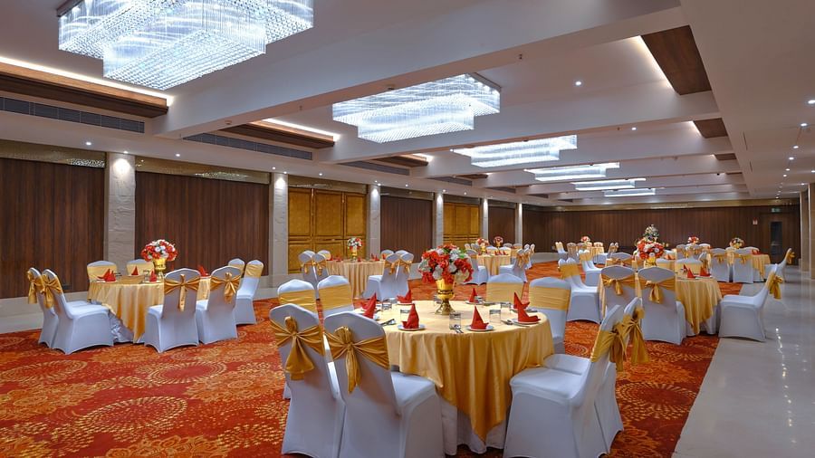 A ballroom featuring decorated tables and chairs - Royale Sarovar Portico, Agra