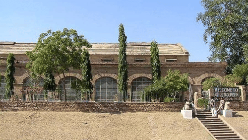 Facade of Archaeological Museum in Gwalior with staircase at the corner