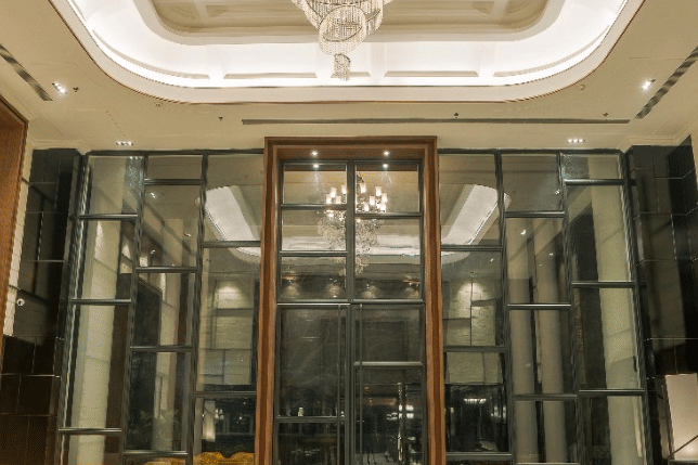 lobby-chandelier-yellow-chairs-reception