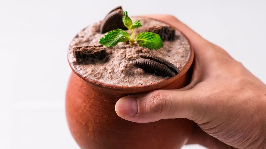 A person holding a glass of Oreo Mudpot Shake | Mango Hill, Pondicherry