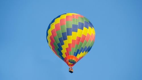 An image of the hot air balloon gliding through the blue sky