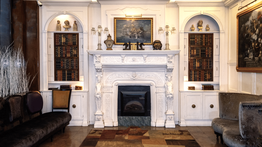 Night Hotel Broadway houses a modern lobby that welcomes all our guests