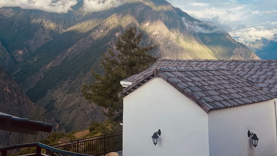 Facade of Faraway Cottages, Auli with mountians in the background | Faraway Cottages, Auli
