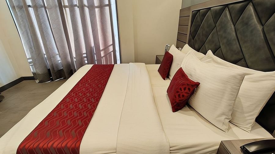 A double bed in the suite at VITS Panchgani