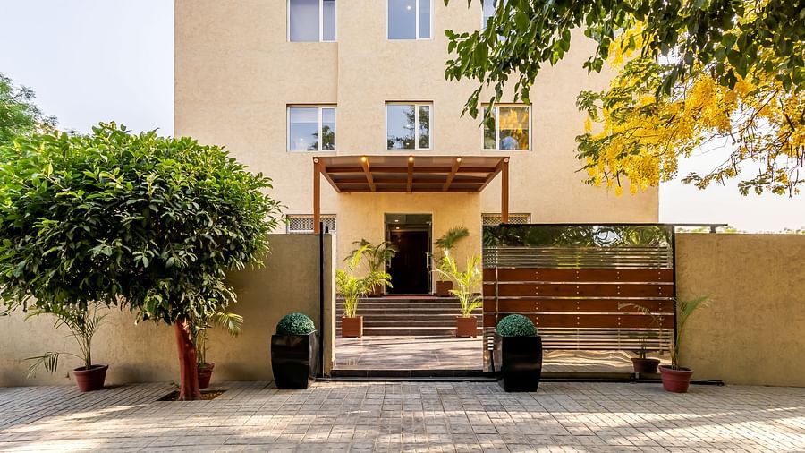 Inde Cyber City porch area entrance surrounded by trees | Inde Hotel Cyber City
