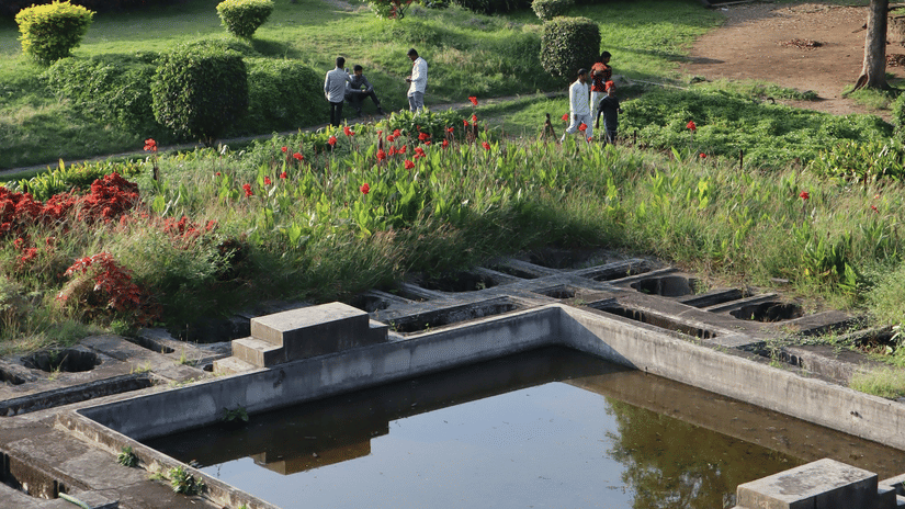 A fountain and palace remains within the gardens of Shaniwar Wada.
