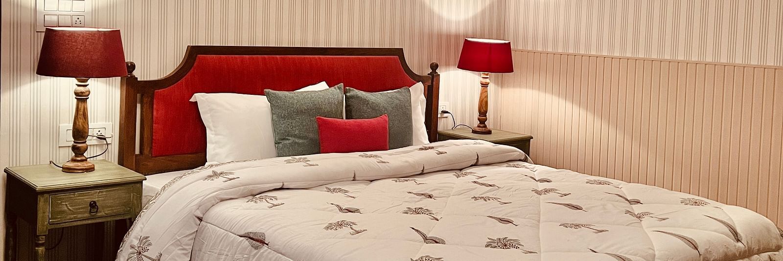 Image of a room with bed and lights by the side of the bed | araway Cottages, Auli