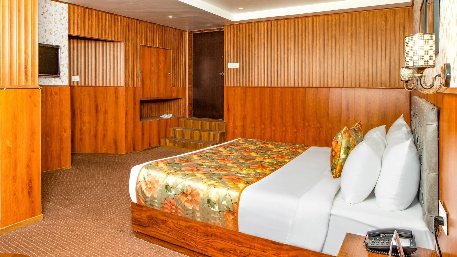 A side view of a bed in a room | Summit Oakden Resort & Spa, Mall Road