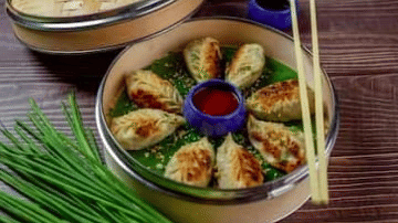 momos in a serving dish
