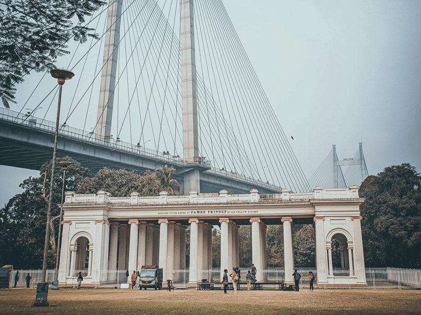 Facade of the Princep Memorial with the backdrop of Vidyasagar Setu