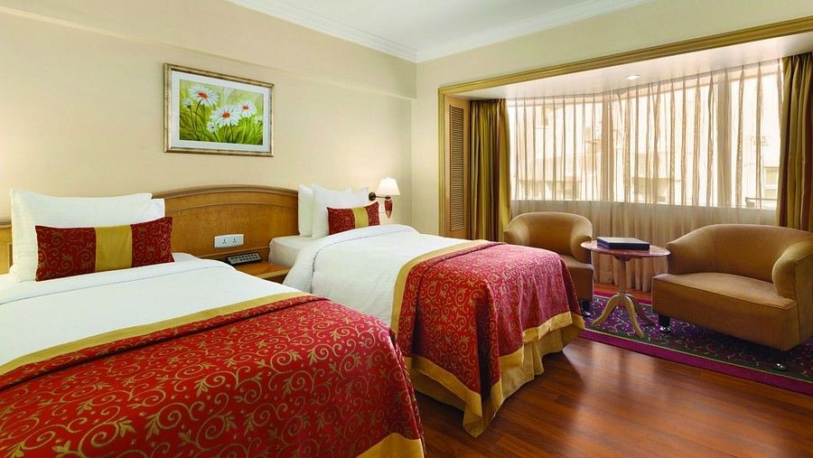 twin beds in a Deluxe Room at Hotel Ramada Plaza Palm Grove