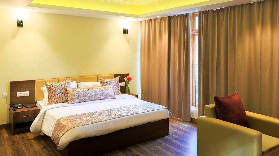 the senior suite at Yashshree Karbari Resort & Spa, Yangang featuring a double bed in the middle of the room