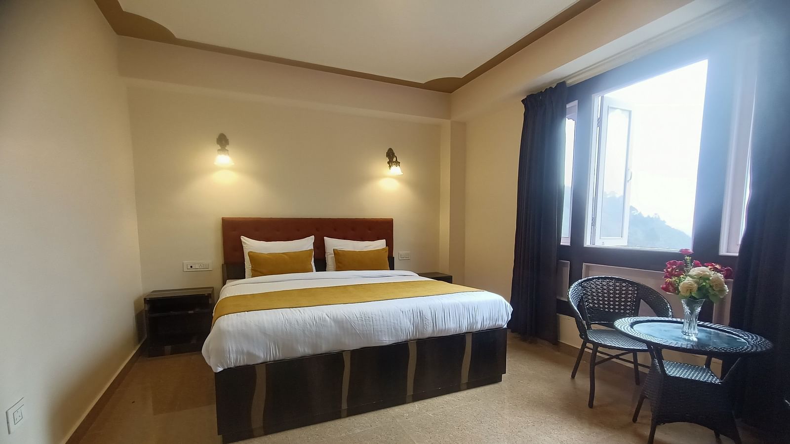 Deluxe room at Ecotel Sonam Lachung featuring a bed that overlooks a window