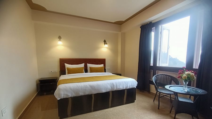 Deluxe room at Ecotel Sonam Lachung featuring a bed that overlooks a window