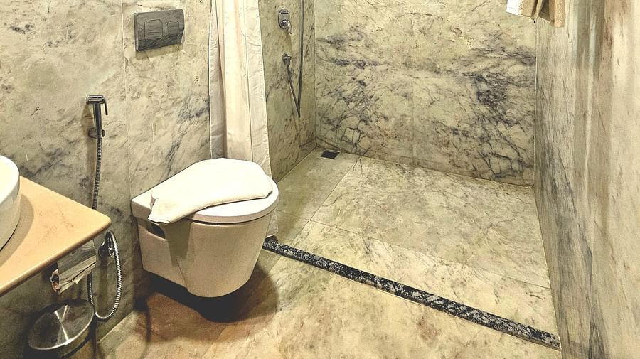 MEERA SUITE BATHROOM