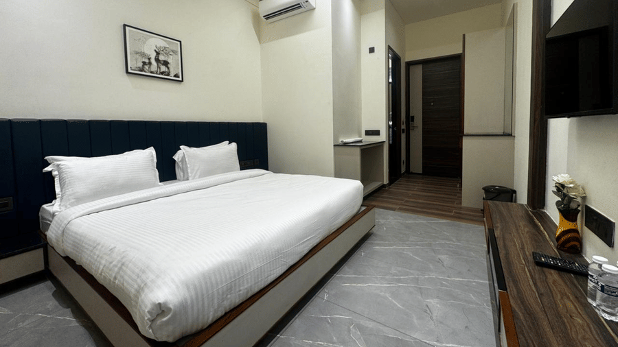 Elegant double bedroom with air conditioning and minimalist decor - Lords Swastik Studio, Kodinar
