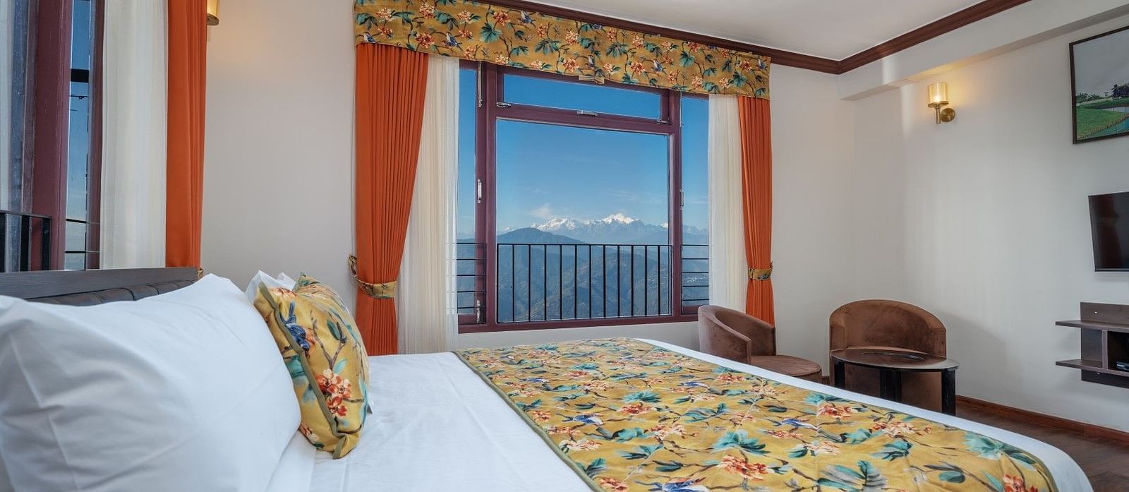 Image of a room with bed and windows on two sides of the wall at Summit Sherpa Mountain Hotel & Spa, Kalimpong