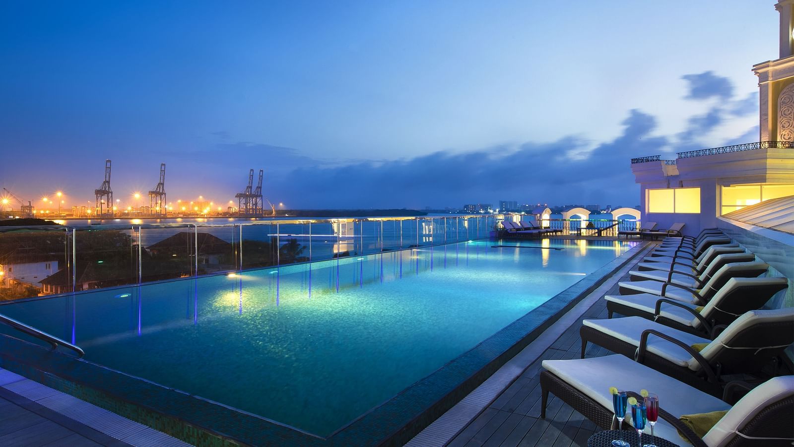 Swimming pool with a view aligning the sky and the beach.
