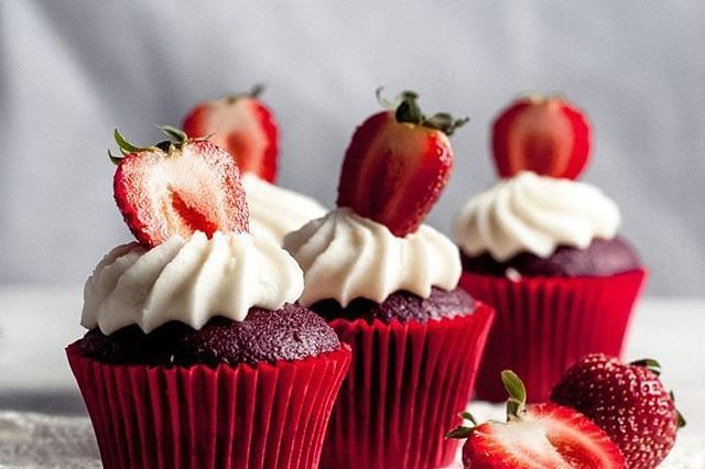 alt-text 3 strawberry cupcakes kept side by side