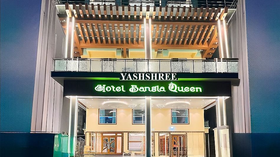 Exterior view of Yashshree Bangla Queen, Digha during the night.