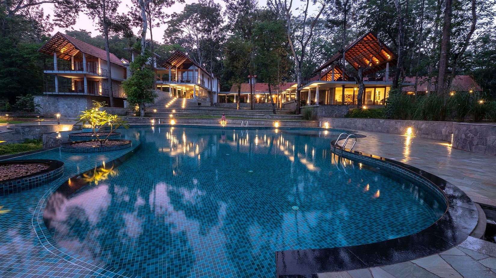 The Birchwood Retreat - view of the property facade and pool