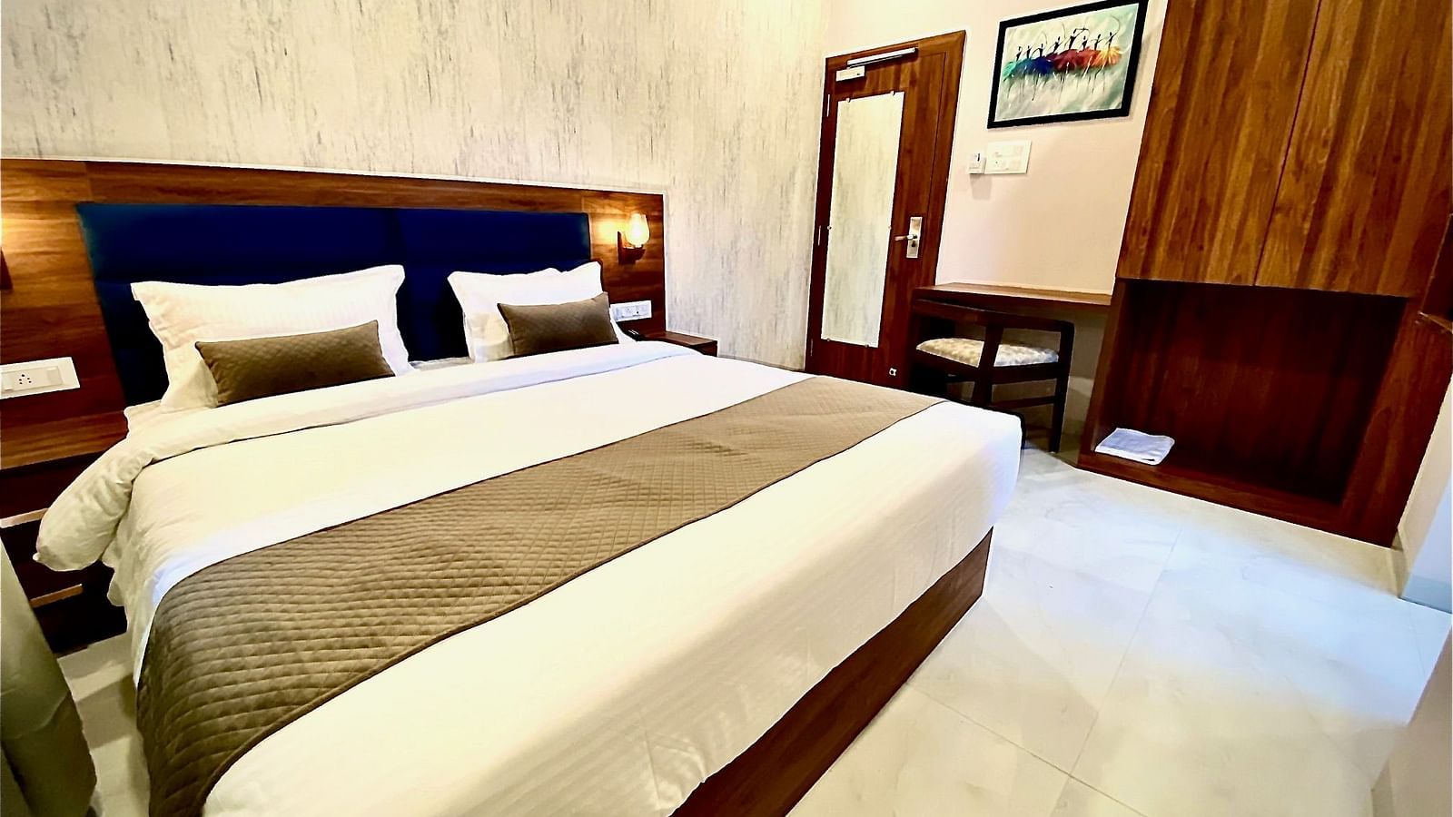 Room with comfortable bed and modern amenities  at Hotel Mumbai House, Indore