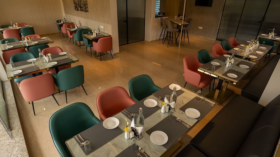 A side angle image of dining area - VRR Astoria Hotel and Conventional Centre