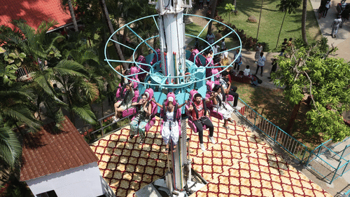 An adventure ride featuring a rounded loop with thrilling twists and up-and-down motion - Black Thunder