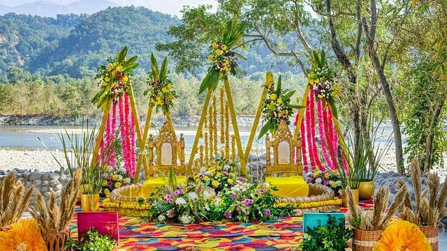 alt-text Serene outdoor wedding venue with a water feature.