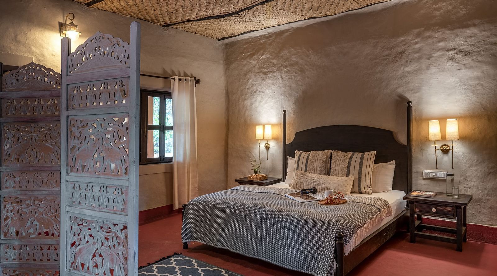 King size bed in Mud House Suite at Saccharum Safari Lodge, Balaghat