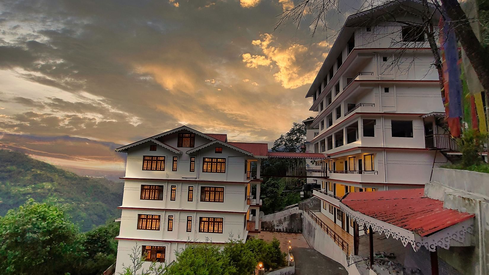 Dream Villa Retreat, Pelling - Picturesque facade of out hotel in Pelling