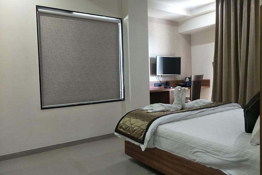 Premier room with a bed and TV | Kyriad Hotel, Solapur