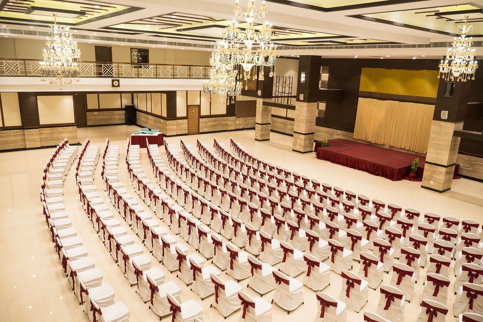 Image of a banquet hall with bunch of in it 