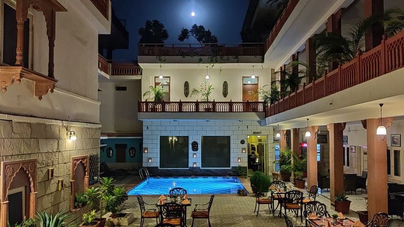 Poolside Diner - Suryaa Villa, Jaipur 4
