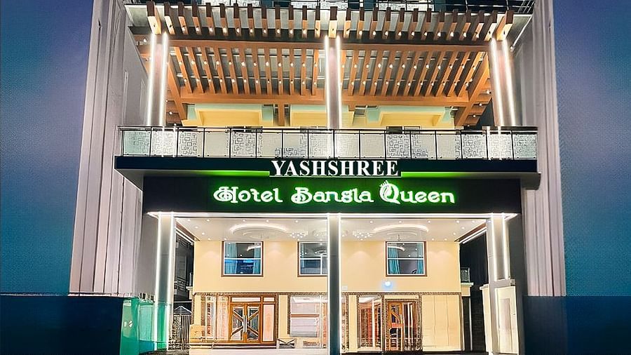 Exterior view of Yashshree Bangla Queen, Digha during the night.